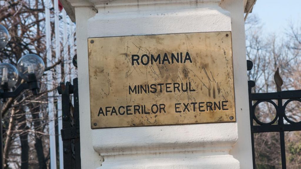 Fraudă de 8 milioane de lei la Ministerul Afacerilor Externe. O contabilă a transferat ilegal, timp de 12 ani, fonduri în conturile… Frauda de 8 milioane de lei la Ministerul Afacerilor Externe O contabila a transferat ilegal timp de 12 ani fonduri in conturile