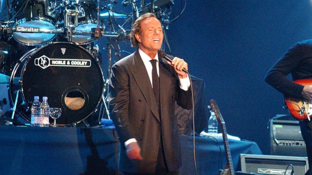 Julio Iglesias acuzat de abuz sexual de două femei Julio Iglesias acuzat de abuz sexual de doua femei