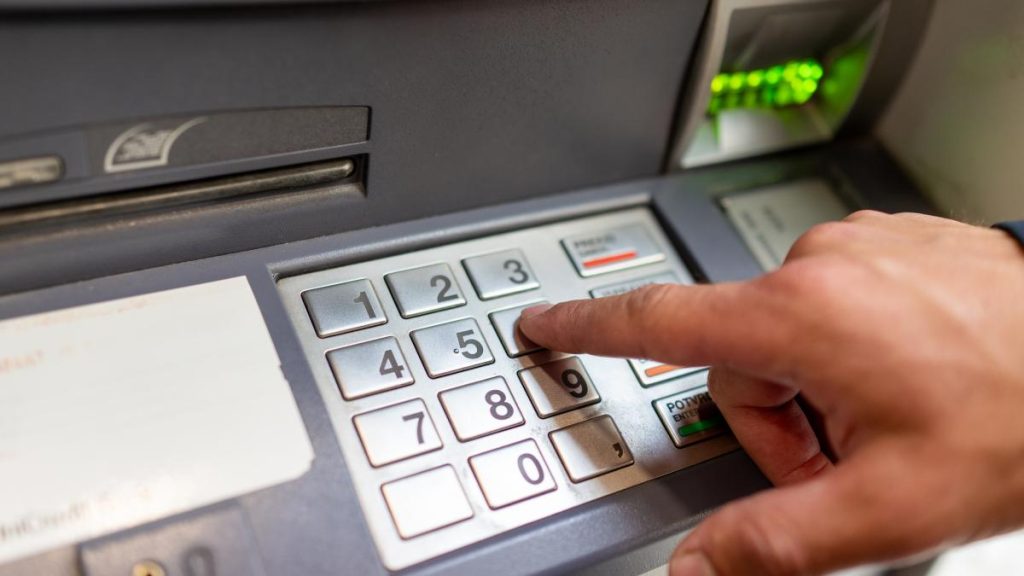 La Botoșani, o persoană a scos 15.000 de lei de la bancomat, dar a uitat banii în aparat. La Botosani o persoana a scos 15000 de lei de la bancomat dar a uitat banii in aparat