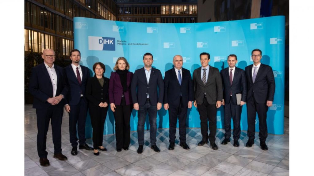 Ministrul Radu Miruță a purtat blugi în timpul vizitei oficiale a premierului Ilie Bolojan în Germania:… Ministrul Radu Miruta a purtat blugi in timpul vizitei oficiale a premierului Ilie Bolojan in Germania