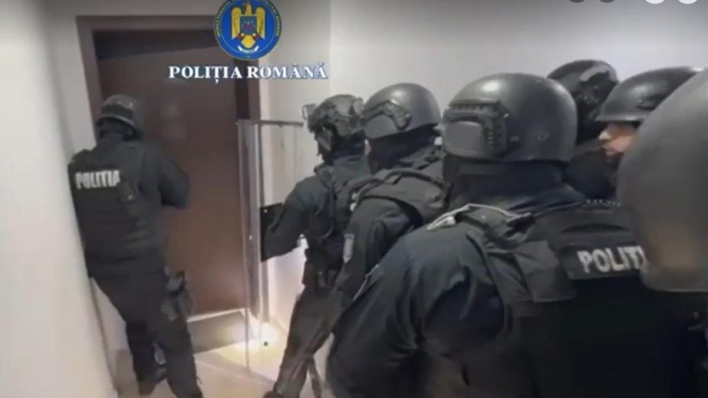 Momentul in care trupele speciale intervine asupra unui barbat care isi ameninta fosta iubita cu