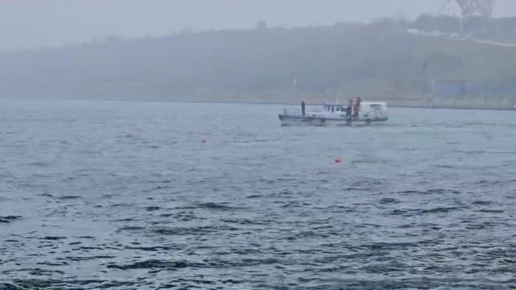 O fată de 15 ani este căutată în Dunăre, la Constanța, după ce s-ar fi aruncat de pe un pod. O fata de 15 ani este cautata in Dunare la Constanta dupa ce s ar fi aruncat de pe un pod