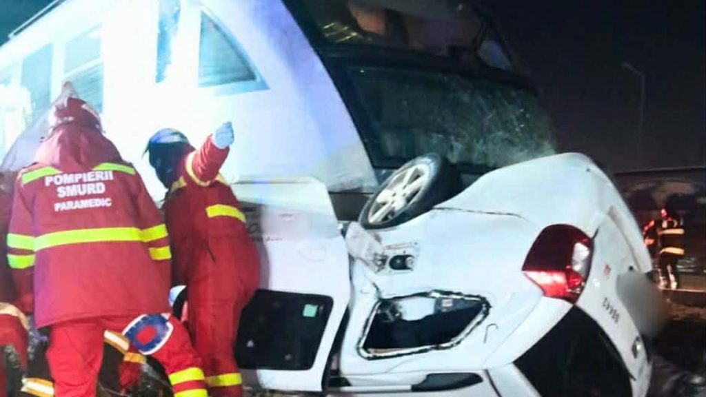 O masina a fost distrusa de un tren CFR in apropiere de Bucuresti Traficul feroviar este partial oprit
