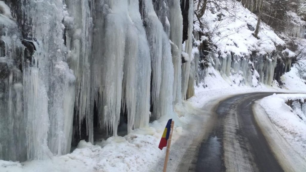 Peisaj impresionant in Cheile Jietului pe DN 7A unde stancile sunt imbracate in cascade