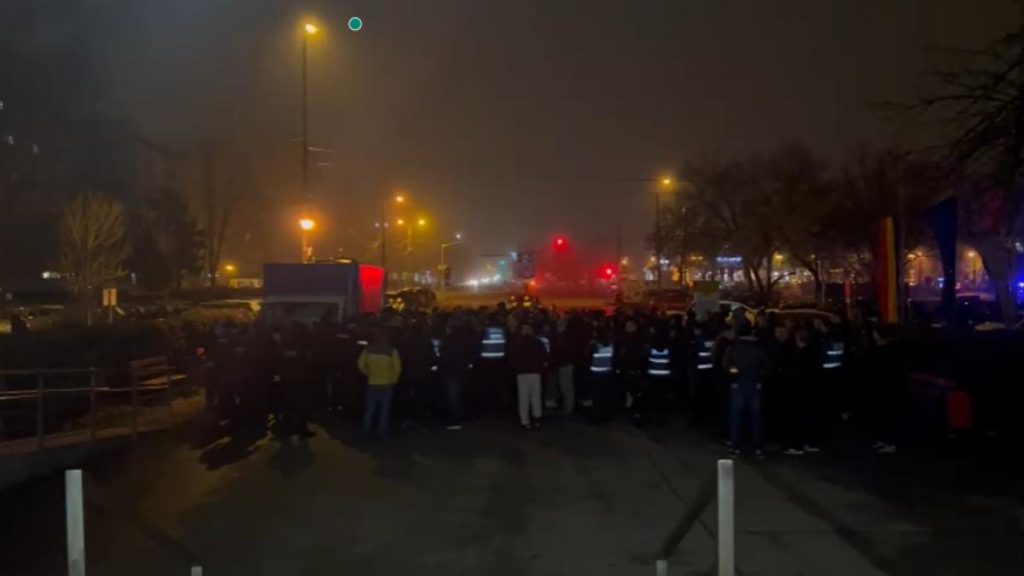 Peste 100 de susținători greci ai echipei PAOK Salonic au fost internați la Spitalul Județean din Timișoara, după… Peste 100 de sustinatori greci ai echipei PAOK Salonic au fost internati la Spitalul Judetean din Timisioara dupa