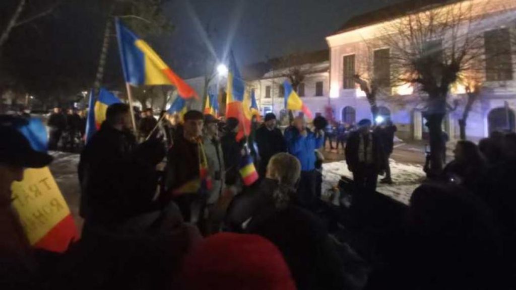 Protest organizat de AUR la Bistrița împotriva creșterii taxelor și impozitelor locale. Oamenii au… Protest organizat de AUR la Bistrita impotriva cresterea taxelor si impozitelor locale Oamenii au
