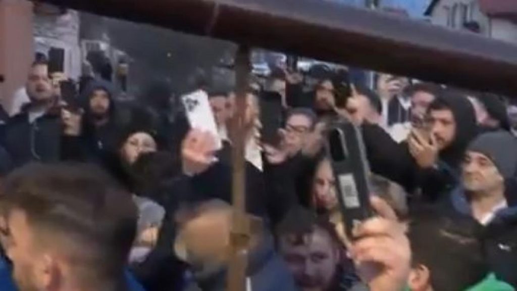 Revoltă în comuna unde s-a mutat băiatul de 13 ani implicat în uciderea lui Mario. “Vrem să… Revolta in comuna unde s a mutat baiatul de 13 ani implicat in uciderea lui Mario Vrem sa