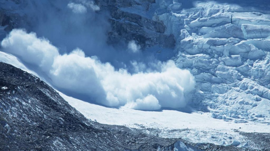 Riscul de avalanșă în Făgăraș a crescut la 4/5 Riscul de avalansa in Fagaras a crescut la 45