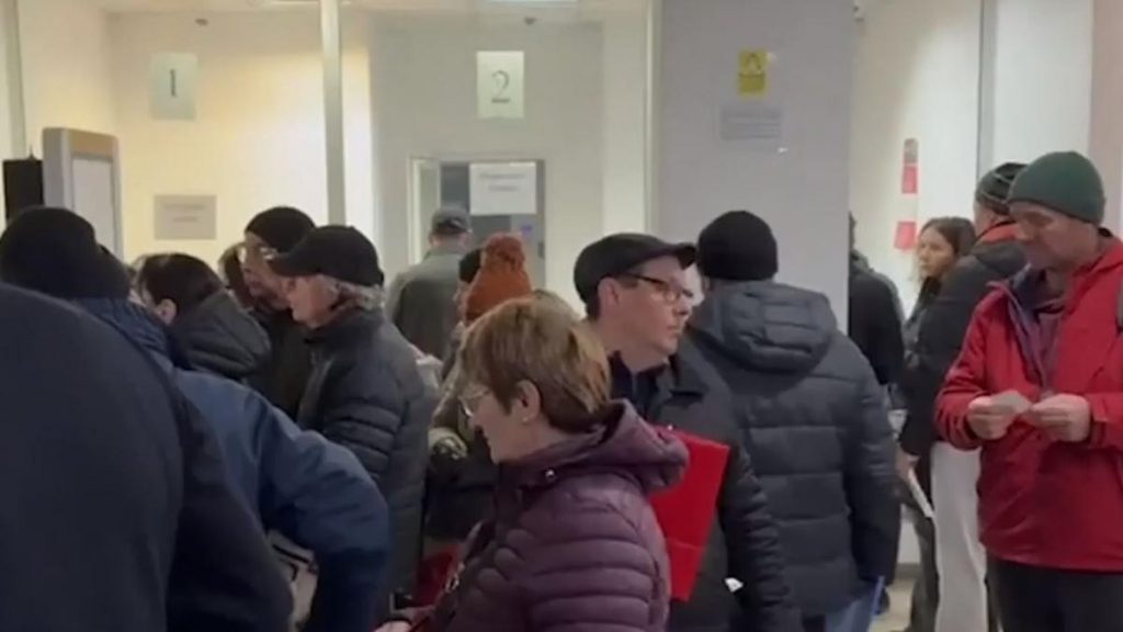 Scandal si cozi mari la taxe in prima zi a anului