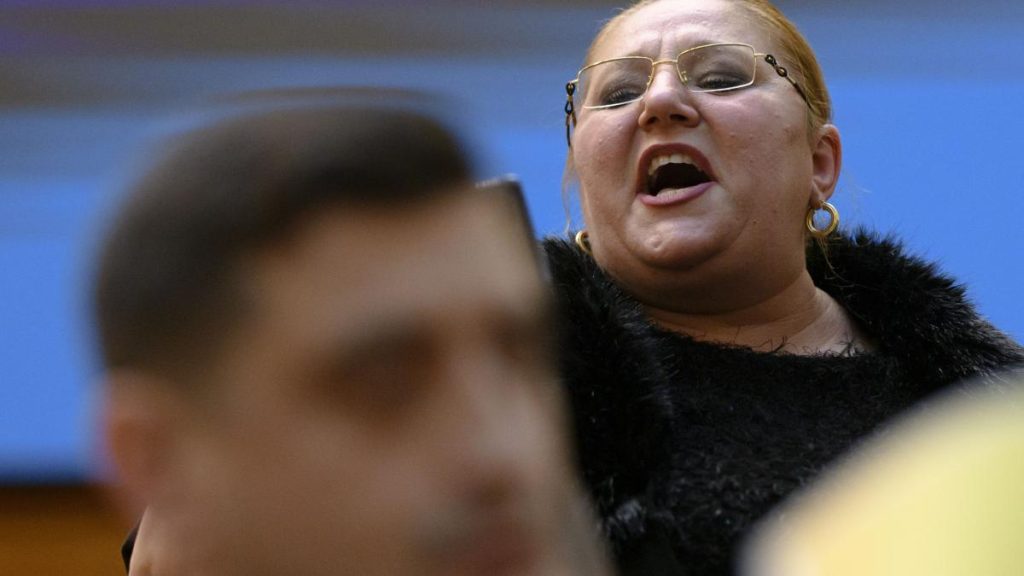 Sosoca il critica aspru pe Simion pentru ca a taiat un tort cu Groenlanda ornamentat cu steagul SUA