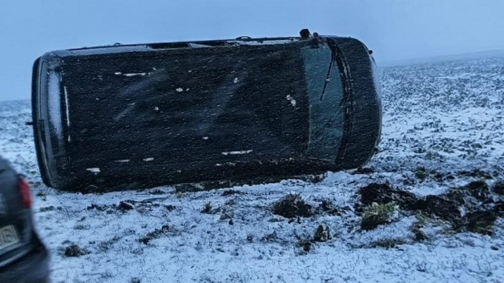 Un copil de 7 ani si parintii lui salvati de jandarmi dupa un accident