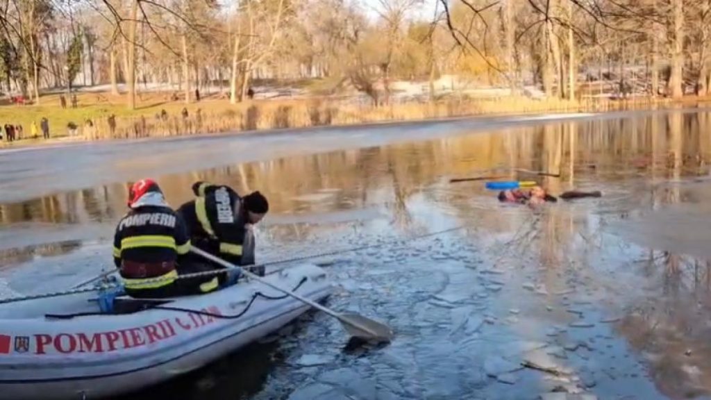 Un nepalez a fost primul care a sarit dintr un lac inghetat din Craiova pentru a salva o fetita de 5 ani