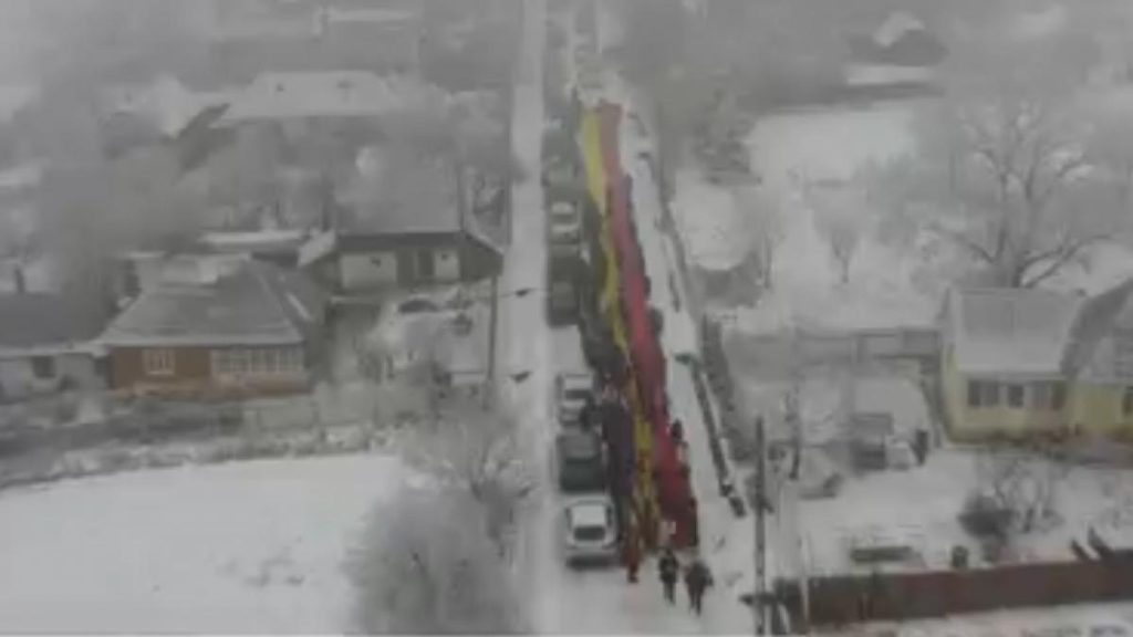 Un steag tricolor imens de 120 de metri lungime a fost purtat de sute de oameni in Neamt de