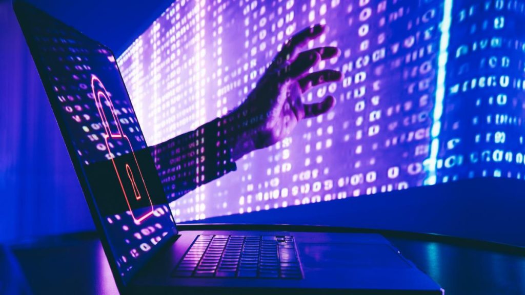 Unul din sapte oameni a cazut in plasa escrocilor online