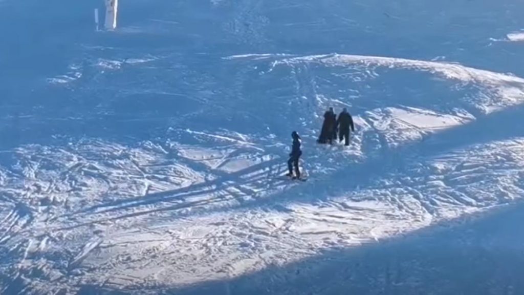 VIDEO O femeie a fost coborâtă de jandarmi de pe pârtia de schi de la Postăvaru, îmbrăcată în fustă. VIDEO O femeie a fost coborata de jandarmi de pe partia de schi de la Postavaru imbracata in fusta