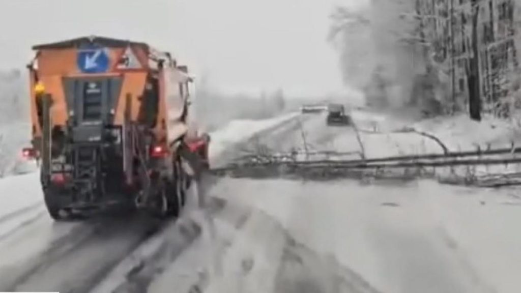 Viscolul provoaca haos in Romania 15000 fara curent