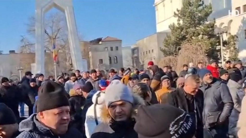 Vrem sa muncim nu sa ceresim Sute de oameni amenintati cu concedierea au protestat in strada in