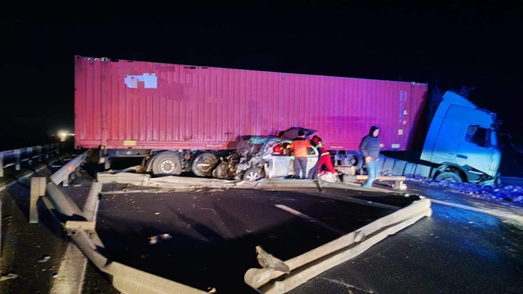 accident teribil pe a1 la simeria un autoturism sa izbit de un tir aflat perpendicular pe drum