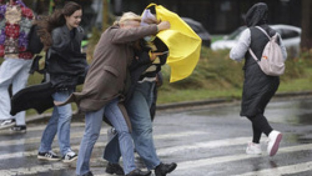 avertizare din partea anm cod galben de vant ploi si viscol la munte rafalele vor depasi 100 de