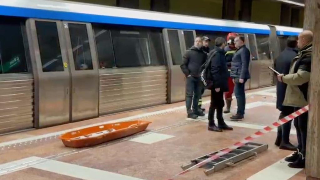 femeie grav ranita dupa ce a cazut pe sine in statia de metrou constantin brancoveanu din