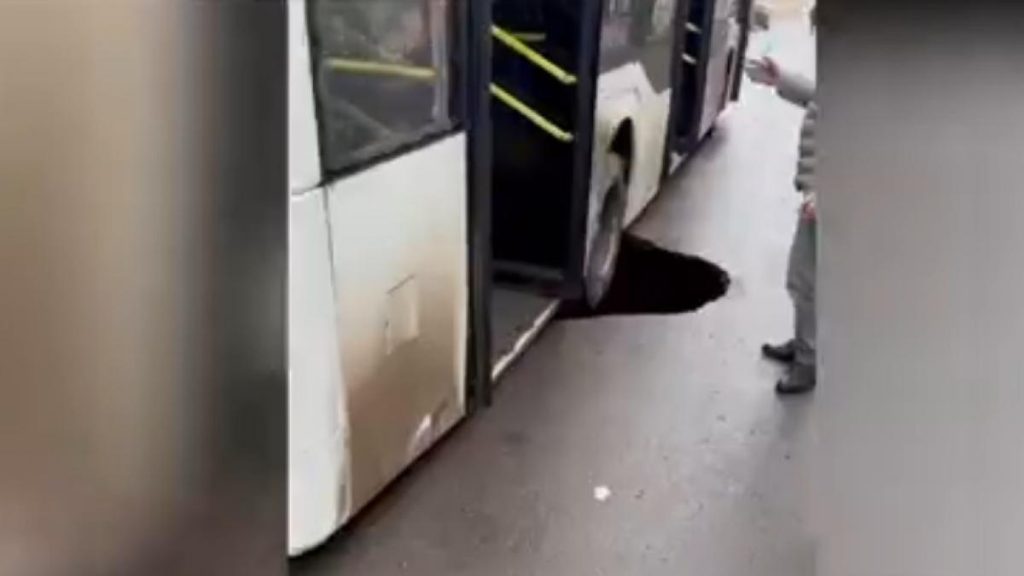 imagini spectaculoase cu un autobuz cazut cu rotile in groapa la braila dupa ce o strada sa