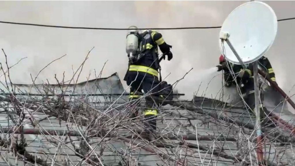 incendiu de amploare la locuinte si anexe gospodaresti pe o strada din bucuresti doua persoane au fost
