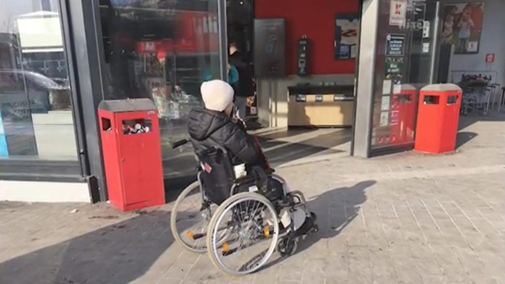 o femeie care cersia intr un scaun cu rotile la iasi locuia intr un apartament de lux si se deplasa doar cu