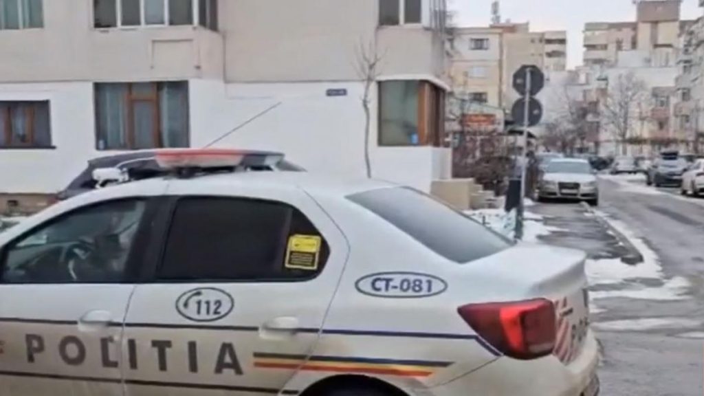 un tanar si a omorat mama si a petrecut o noapte cu cadavrul in casa dupa care a raportat crima la 112