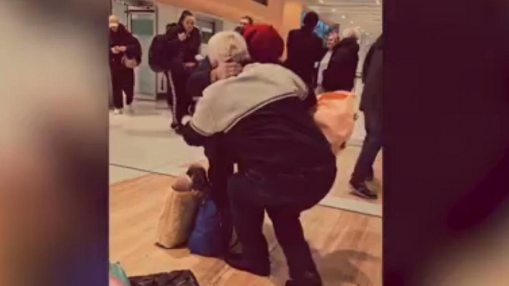 A cerut o de sotie dupa 45 de ani de la despartirea din tinerete Imaginile de la aeroportul din