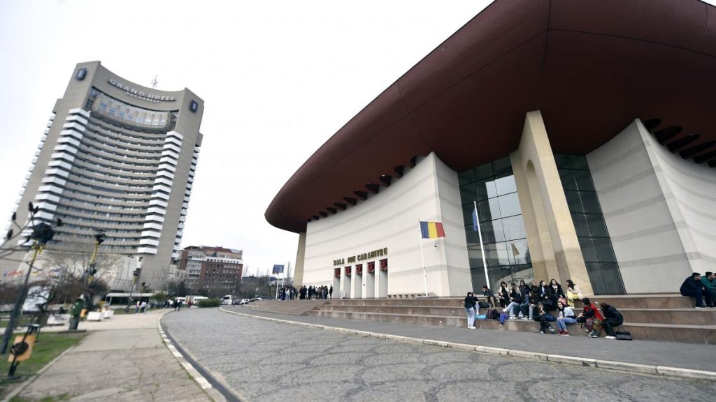 Actorii de la Teatrul National ies in strada pentru protest dupa ce Ministerul Culturii le a solicitat sa