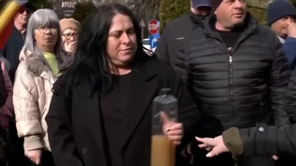 Apa ap ap Oamenii disperati din Curtea de Arges au iesit din nou la protest Au adus