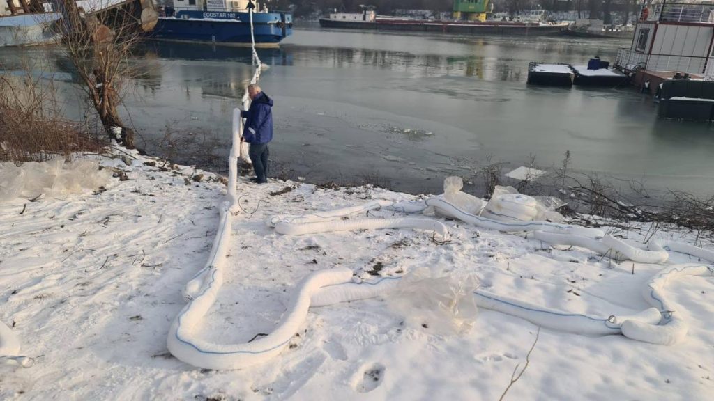 Apele Romane intervin cu baraje absorbante pe Dunare dupa scufundarea unui remorcher la Giurgiu