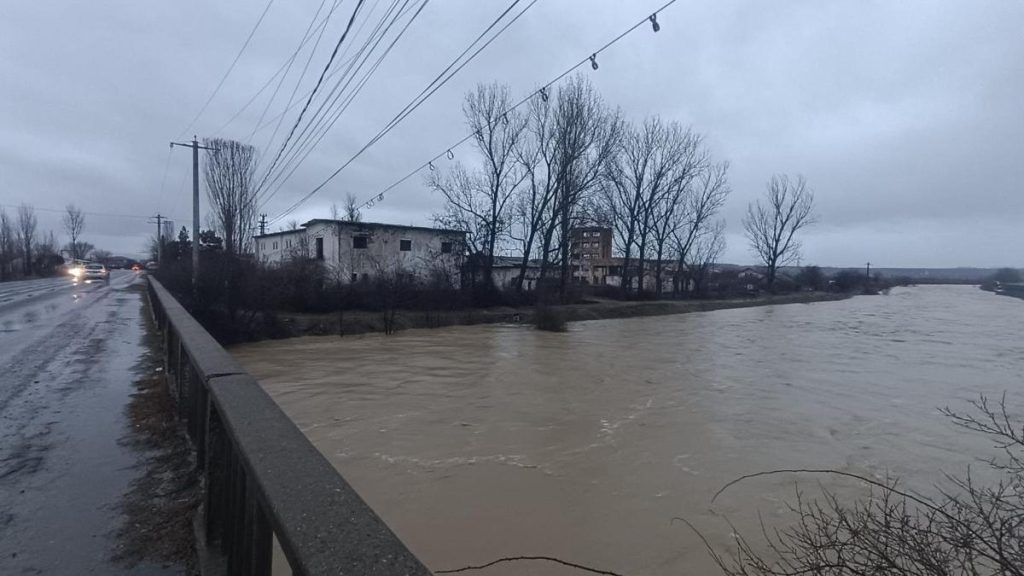 Cod roșu de inundații în Prahova și Buzău. Locuitorii au fost alertați prin Ro-ALERT. Alunecări de teren în… Cod rosu de inundatii in Prahova si Buzau Locuitorii au fost alertati prin Ro ALERT Alunecari de teren in