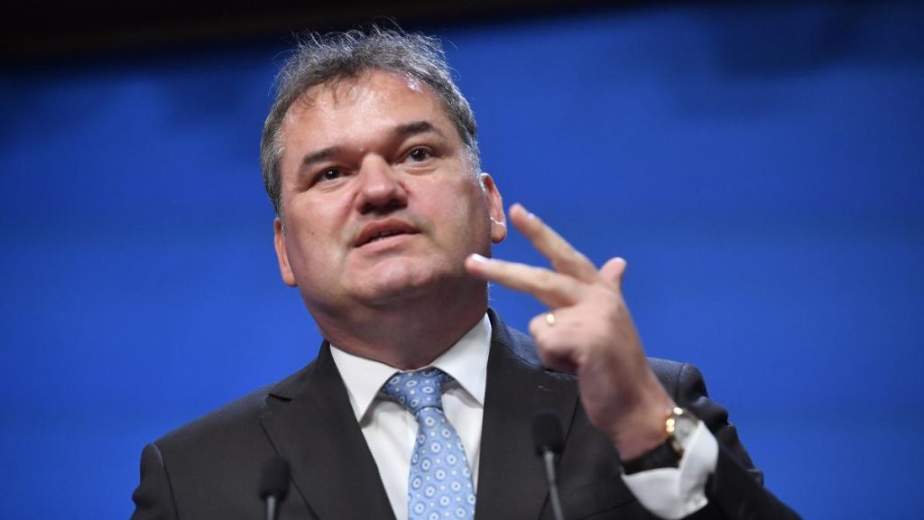 Cseke Attila: „Un sfert dintre administrațiile publice locale nu vor fi nevoite să concedieze pe nimeni”. Cine… Cseke Attila Un sfert dintre administratiile publice locale nu vor fi nevoite sa concedieze pe nimeni Cine