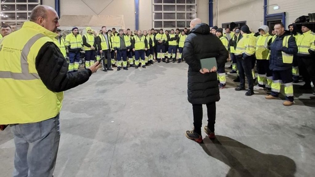 Cum s-a pregătit Bucureștiul pentru codul portocaliu de ninsori și viscol. Autoritățile intervin cu… Cum s a pregatit Bucurestiul pentru codul portocaliu de ninsori si viscol Autoritatile intervin cu