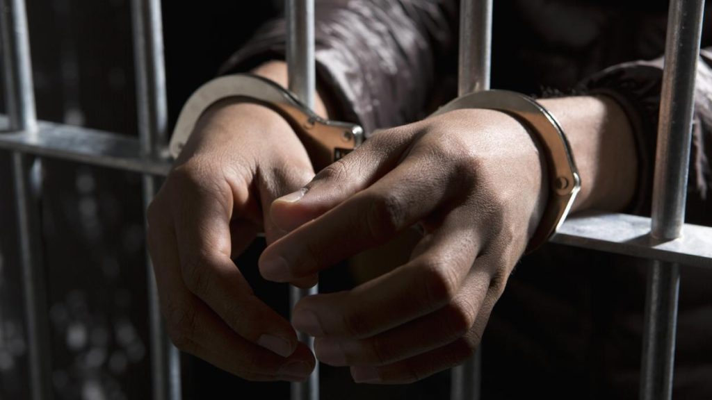 De ce nu există un sistem de supraveghere cu brățări electronice în penitenciare. Legea este neglijată în… De ce nu exista un sistem de supraveghere cu bratari electronice in penitenciare legea este neglijata in