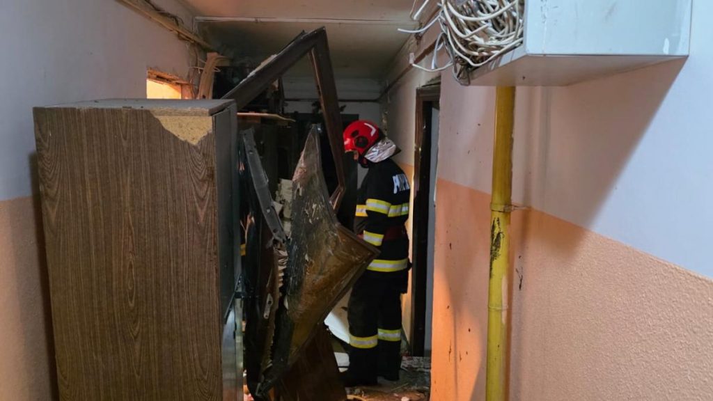 Doi răniți și 50 de persoane evacuate în urma unei explozii la un bloc din Chitila, sâmbătă dimineața. Doi raniti si 50 de persoane evacuate in urma unei explozii la un bloc din Chitila sambata dimineata