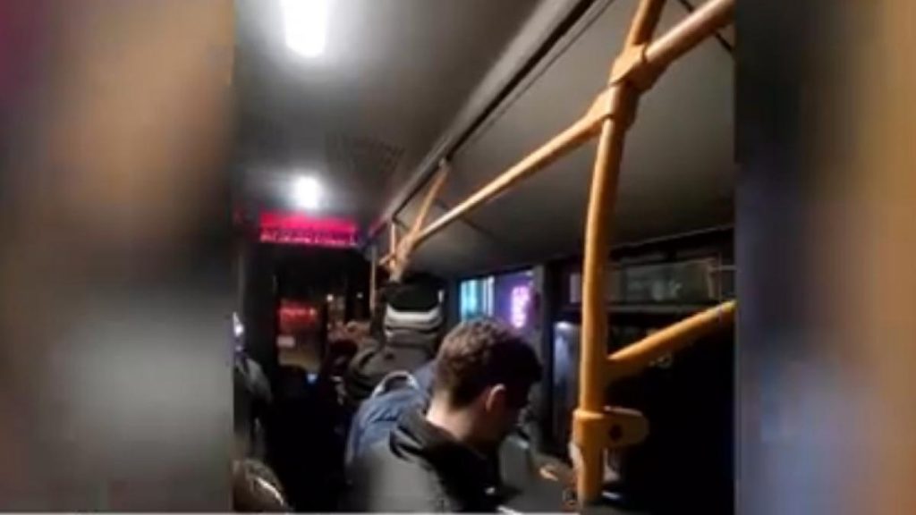 Imagini cu mai mulți călători blocați într-un autobuz rămas fără energie electrică, la… Imagini cu mai multi calatori blocati intr un autobuz ramas fara energie electrica la