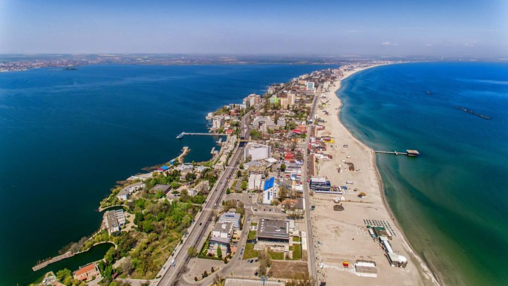 Litoralul românesc este plin de clădiri ridicate pe terenuri deținute de stat. Acum se încearcă… Litoralul romanesc este plin de cladiri ridicate pe terenuri detinute de stat Acum se incearca