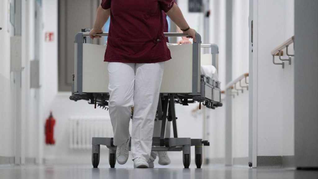 Medic de la un spital din Maramureș, bătut cu pumnul în față de ginerele unei paciente aflate în stop cardio-respirator… Medic de la un spital din Maramures batut cu pumnul in fata de ginerele unei paciente aflate in stop cardio respirator