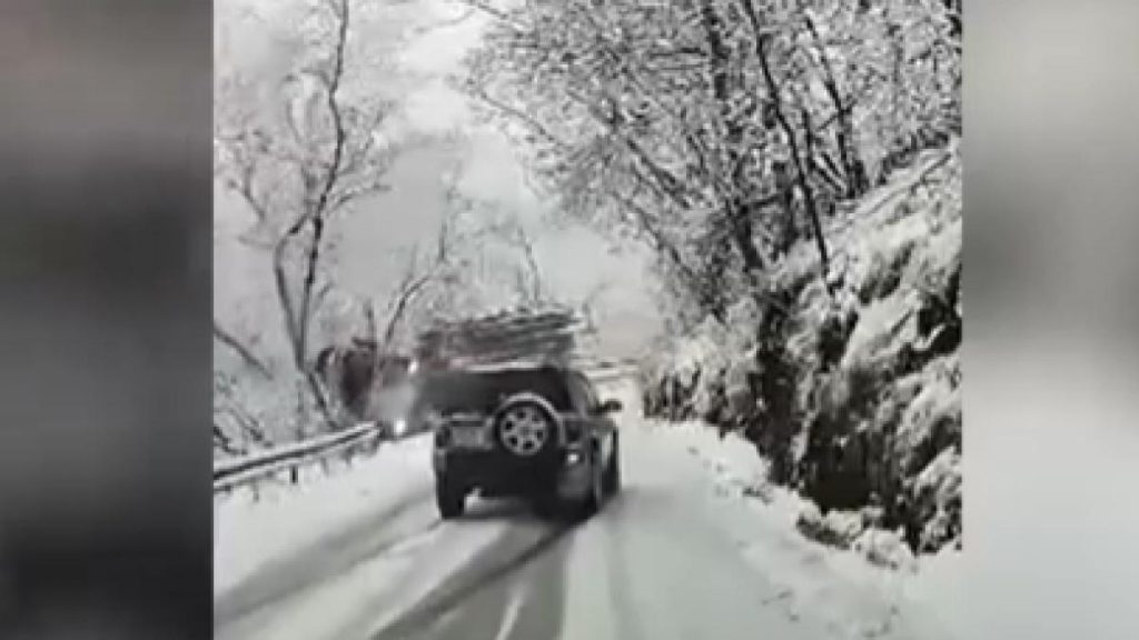 Momente socante pentru un sofer a derapat pe un drum inghetat si a plonjat intr o ripa dupa ce a pierdut