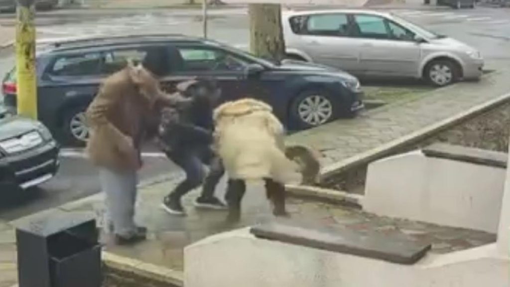 Momentul în care doi soți sunt jefuiți pe stradă, la Cernavodă. Hoții au fugit cu 13.000 de lei,… Momentul in care doi soti sunt jefuiti pe strada la Cernavoda Hotii au fugit cu 13000 de lei