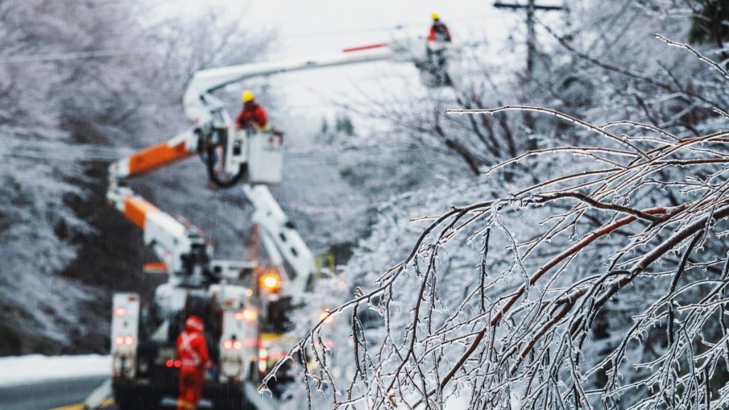 Ninsoarea si viscolul au lasat mii de oameni din 19 localitati fara electricitate
