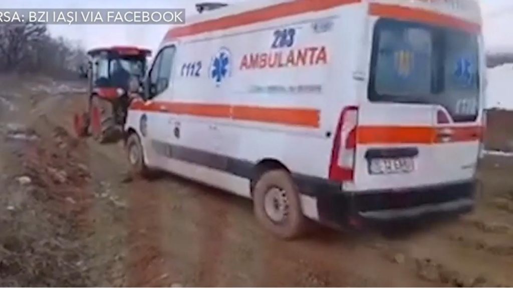 O ambulanta a ramas blocata in noroi in Iasi Cand a ajuns in sfarsit la pacient