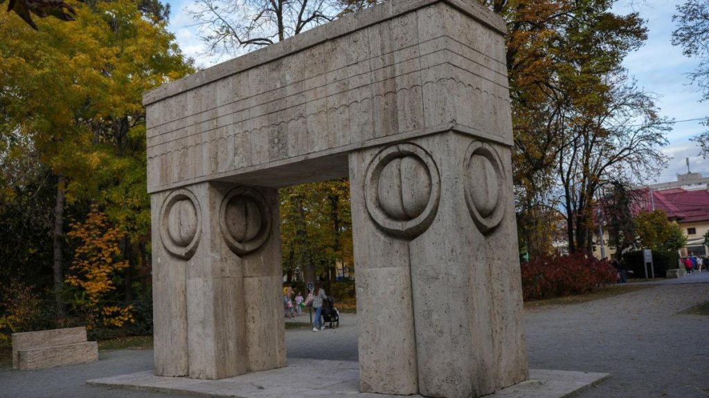 O banca de piatra din Ansamblul Brancusi langa Poarta Sarutului a fost distrusa