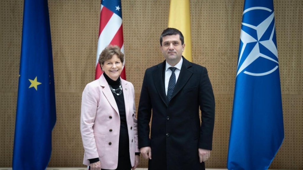 O delegatie a Congresului SUA a sosit in Romania pentru a vizita Centrul de Instruire F16 de la Baza 86