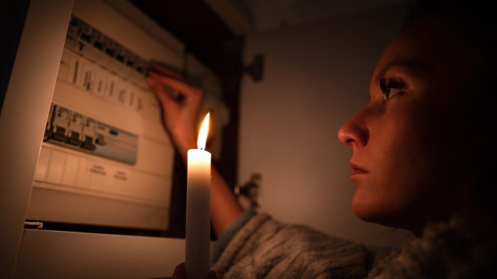 Peste o mie de consumatori au ramas fara electricitate vineri in Harghita din cauza vantului