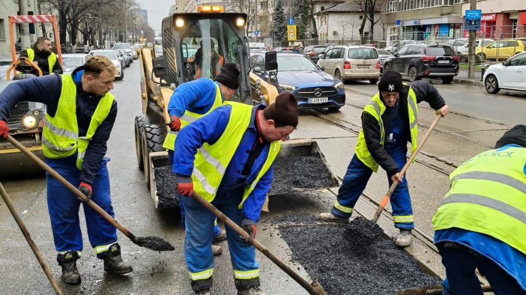 Primaria Capitalei a inceput sa repare gropile din asfalt Pana acum au fost identificate 585 Pe ce strazi
