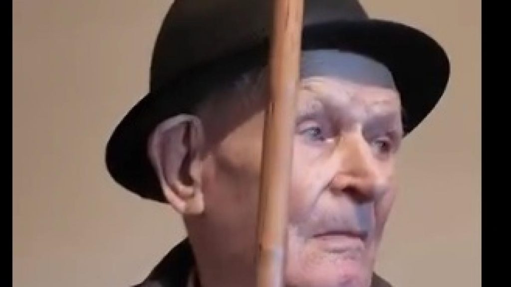 Radu Miruta i a inmanat Emblema de Onoare a Armatei Romane lui Constantin Paunescu veteran de razboi