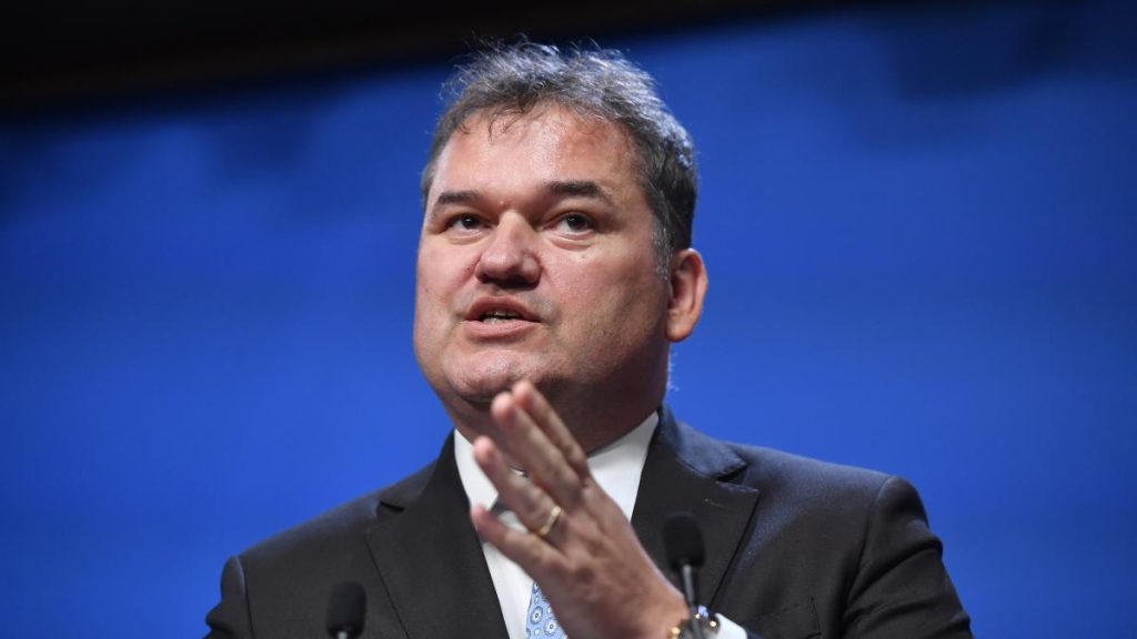 Reforma administrației a fost adoptată. Se va elimina câte un post în toate cabinetele demnitarilor și se… Reforma administratiei a fost adoptata Se va elimina cate un post in toate cabinetele demnitarilor si se